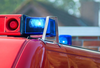 Hälytysvalo pelastusajoneuvon katolla.