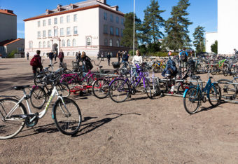 Polkupyöriä koulun pihalla.
