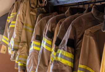 Pelastusalan henkilöstön takkeja naulakossa.