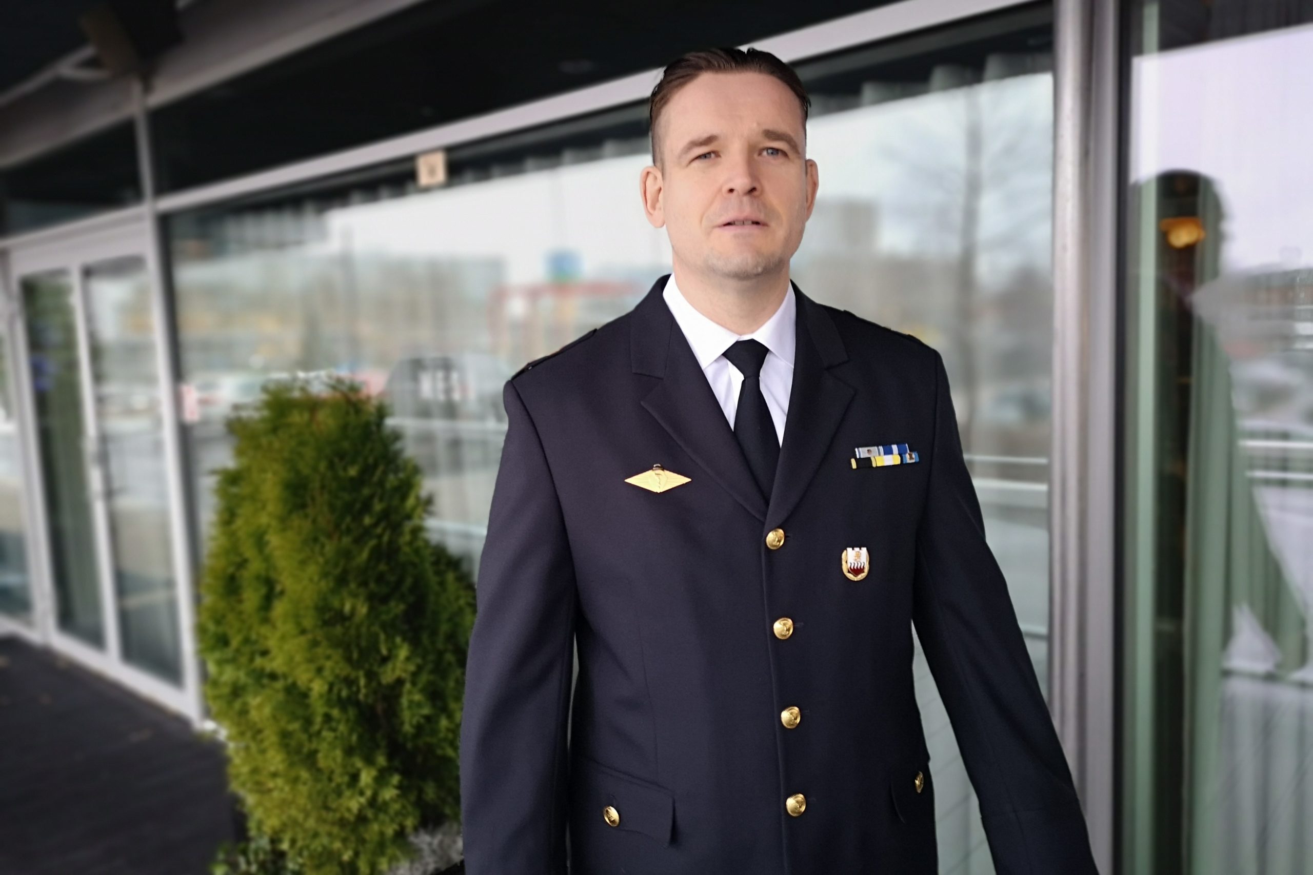 Vuoden Palomies Juha Höök katsoo kaukaisuuteen.