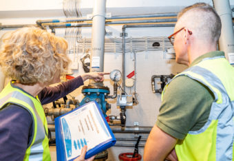 Palontorjuntatekniikkaa tarkastamassa.