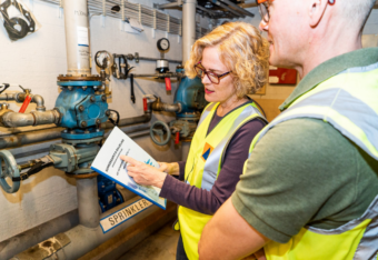 Palontorjuntatekniikan laitteistoja tarkastamassa.