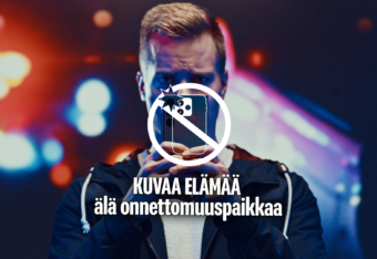 Mies kuvaamassa onnettomuuspaikkaa, päällä teksti Kuvaa elämää, älä onnettomuuspaikkaa.