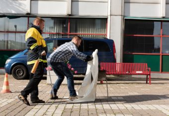 Mies harjoittelee alkusammutusta sammutuspeitteellä.