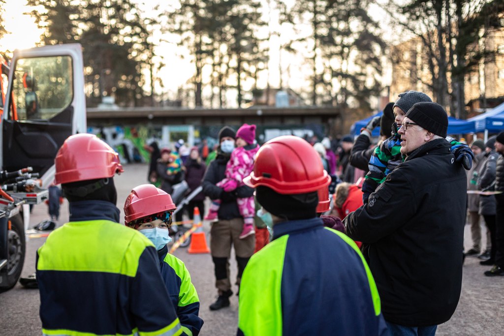Palokuntanuoria ja yleisöä Päivä Paloasemalla -tapahtumassa.