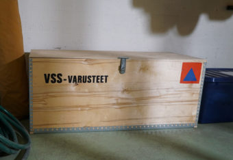 Väestönsuoja, jossa on puulaatikko, jonka päällä on teksti VSS-varusteet.