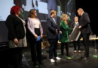 Riihimäen VPK:n nuoret ottavat vastaan palkinnon SPEKin toimitusjohtaja Hasarilta.