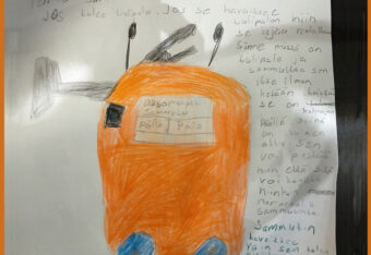 Lapsen piirros kuvitteellisesta, oranssista, pyörillä kulkevasta sammuttimesta.