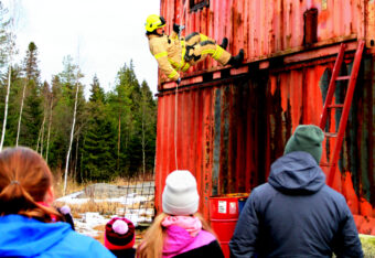 Palokuntalainen laskeutuu köyden avulla kontin päältä Päivä Paloasemalla -tapahtumassa.