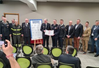 Euroopan palontorjuntaliittojen edustajat seisovat rivissä ja keskellä on allekirjoitettu vetoomus.