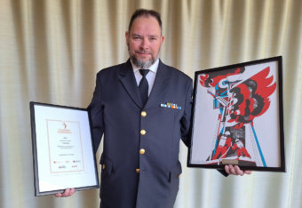 Vuoden palomies 2024 Tomi Rask pitelee palkinnoksi saamaansa kunniakirjaa ja taulua.