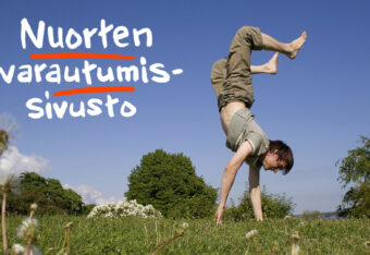 Nuori mies on nurmikolla käsilläseisonnassa ja Nuorten varautumissivuston tunniste.