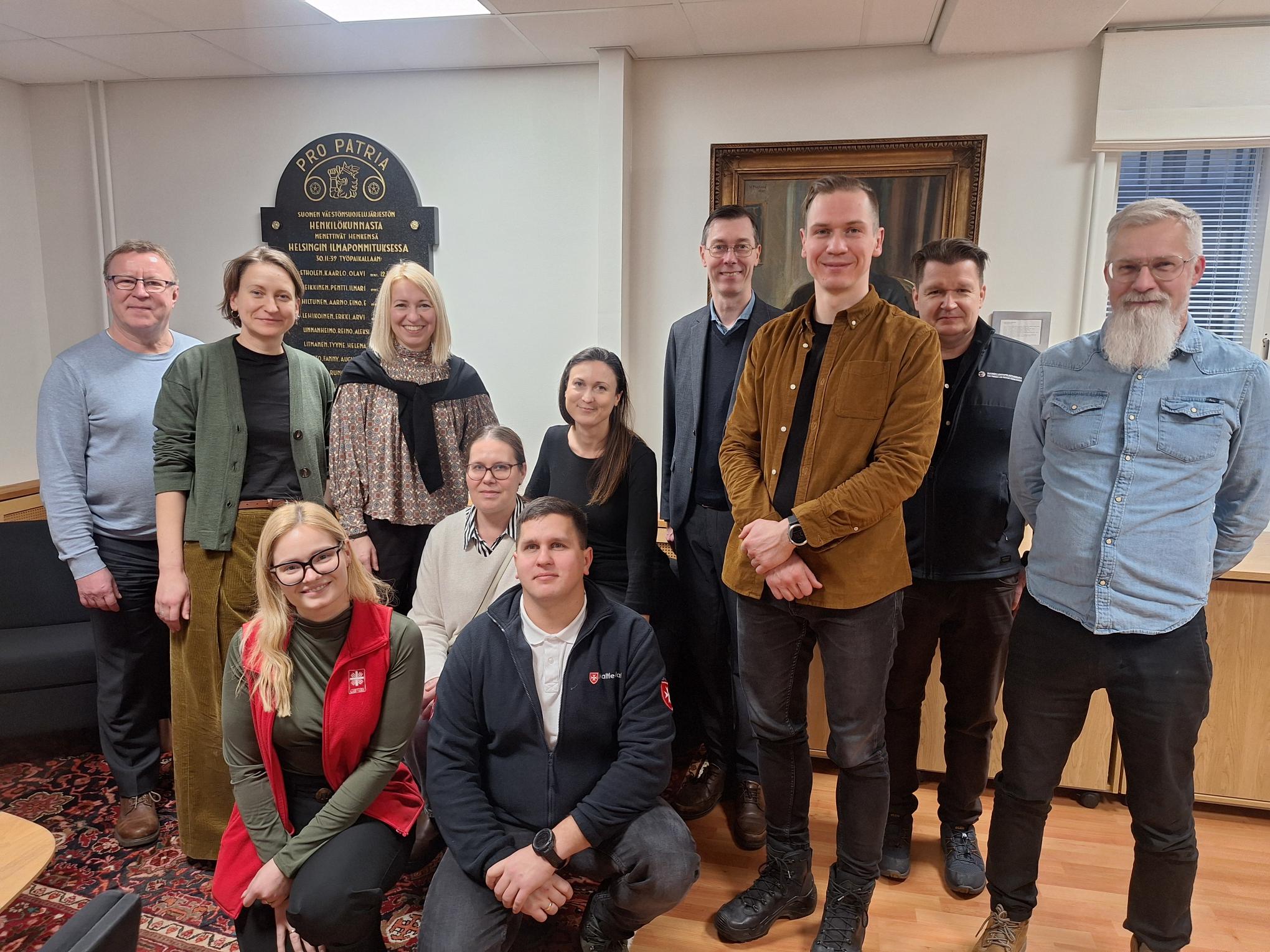 Kuvassa vasemmalta oikealle ylärivissä: Jari Honkanen (SM), Dovilė Rudzenskė (LT), Gaja Šavelė (LT), Kaisa Eskelinen (SPEK), Annika Rinne (SPEK), Jori Nordström (Suomen Meripelastusseura), Mindaugas Damijonaitis (Pohjoismaiden ministerineuvosto), Sami Kinnunen (Suomen Lentopelastusseura), Mika Soininen (Suomen Pelastuskoiraliitto). Alarivissä Vaida Kasulaitiene (LT) ja Justinas Vasiliauskas (LT).