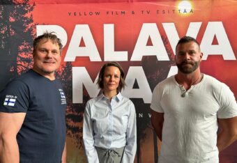 Kolme pelastajaa Palava maa -elokuvan lehdistötilaisuudessa.