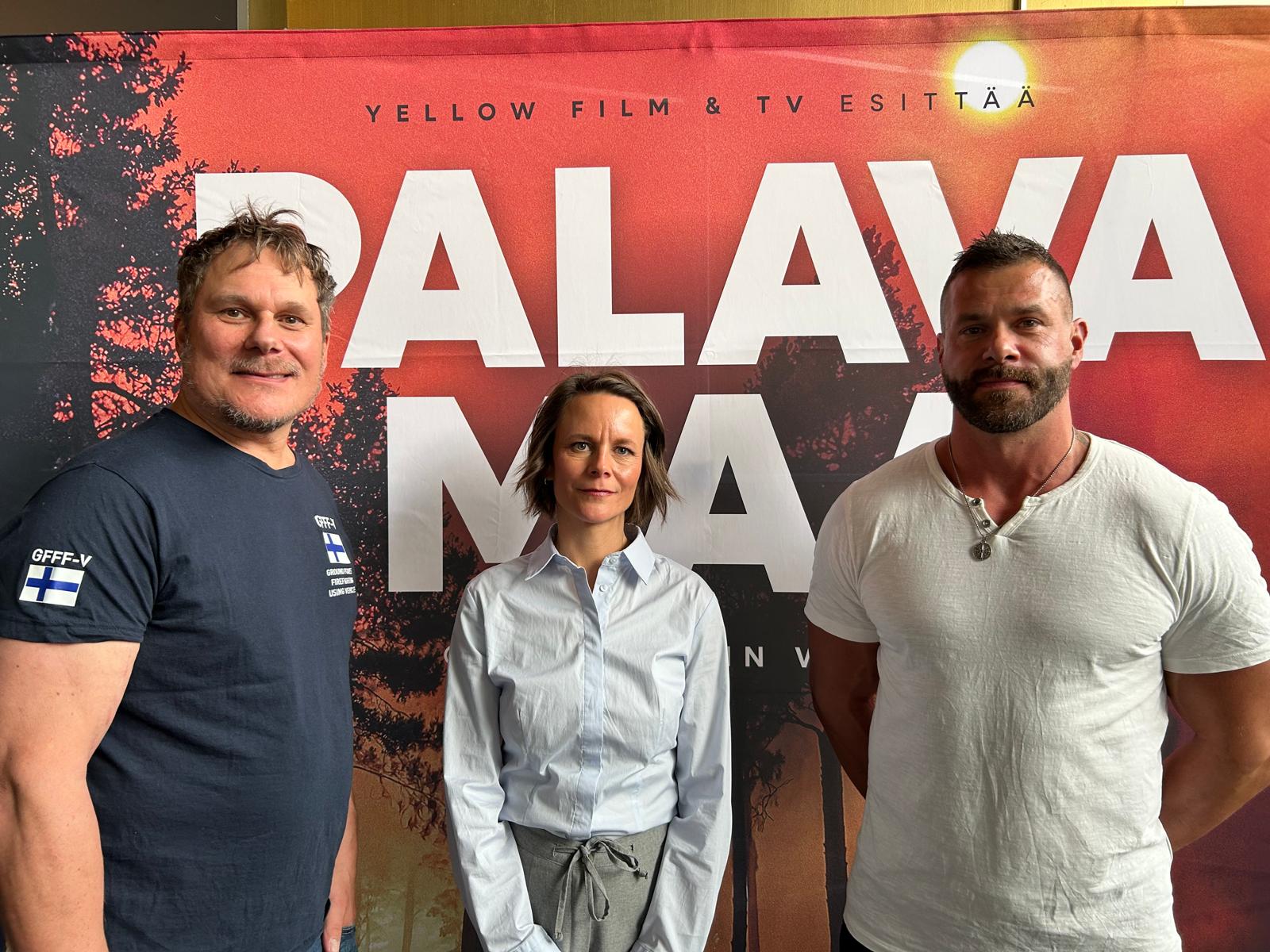 Kolme pelastajaa Palava maa -elokuvan lehdistötilaisuudessa.