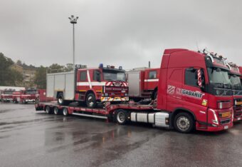 Kuljetusrekka, jonka kyydissä on paloauto.