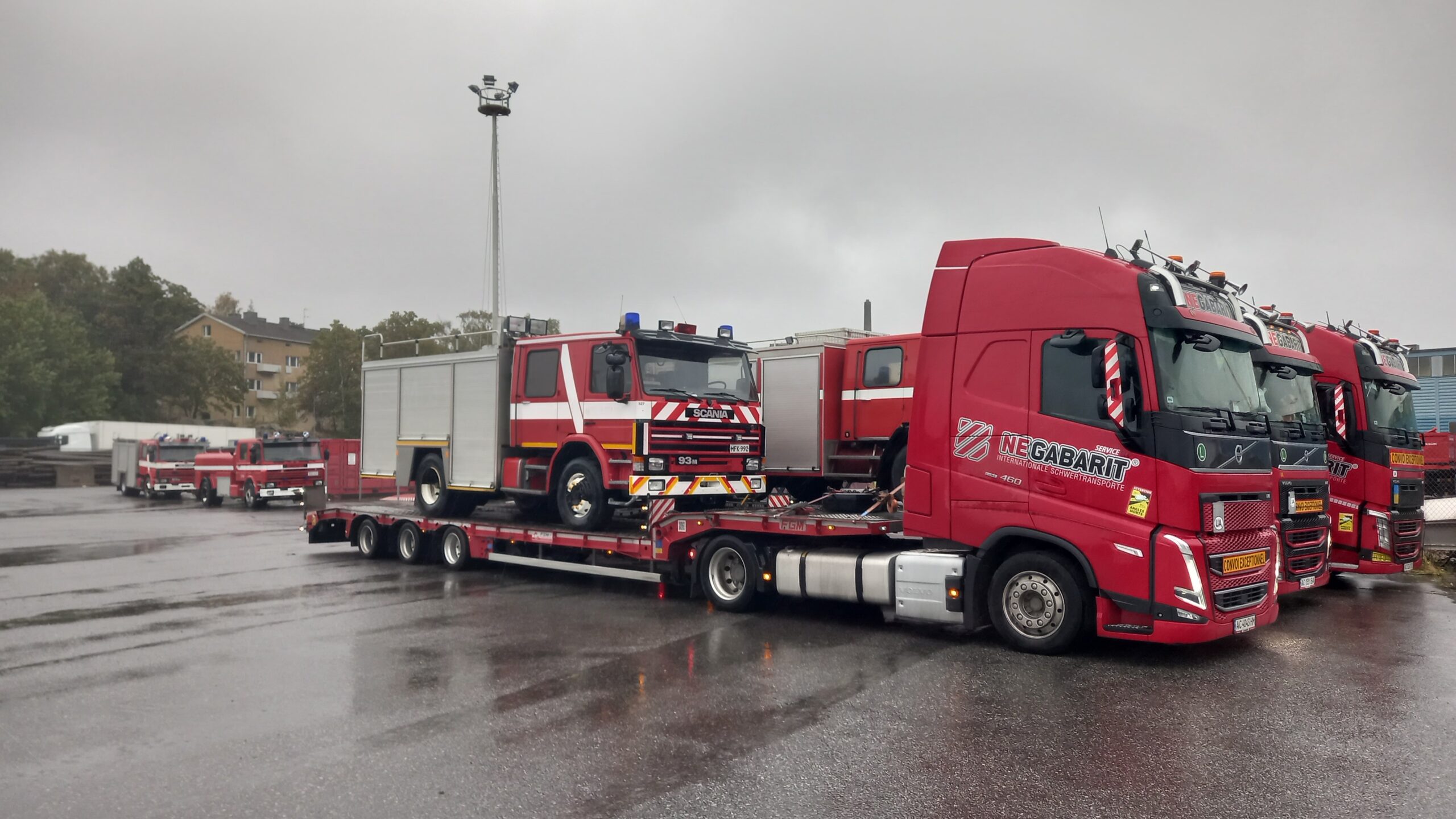 Kuljetusrekka, jonka kyydissä on paloauto.