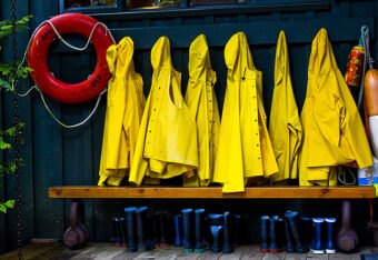 Regnrockar och en livboj i klädhängaren.