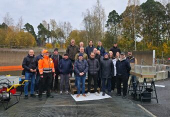 Vaarallisten aineiden komission edustajat ryhmäkuvassa öljyntorjuntakeskuksella.