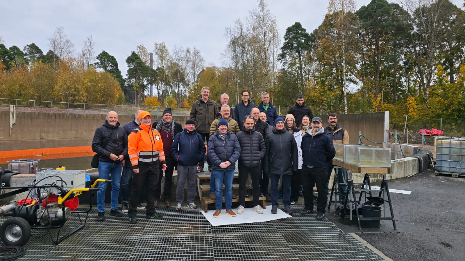 Vaarallisten aineiden komission edustajat ryhmäkuvassa öljyntorjuntakeskuksella.