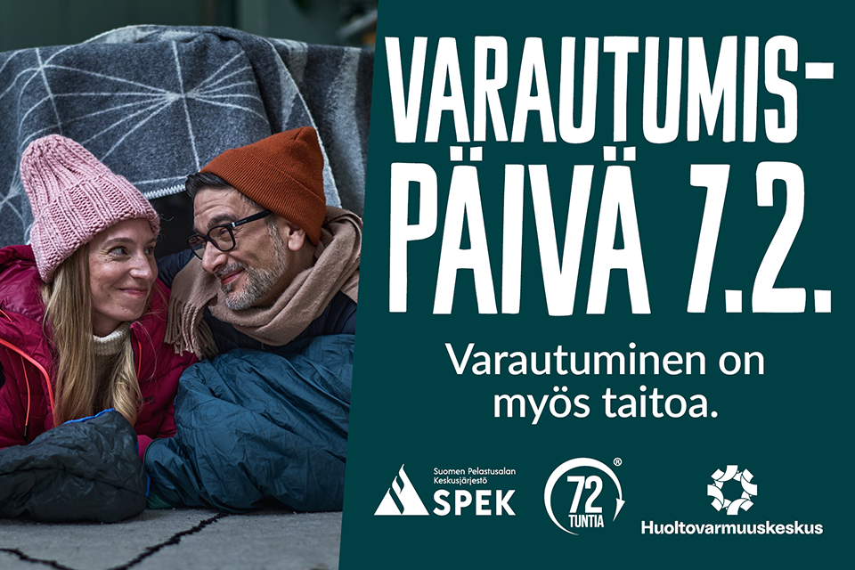 Varautumispäivä 7.2. Varautuminen on myös taitoa. Kaksi lämpimiin ulkovaatteisiin pukeutunutta ihmistä katsoo toisiinsa vilteistä tehdyssä majassa.