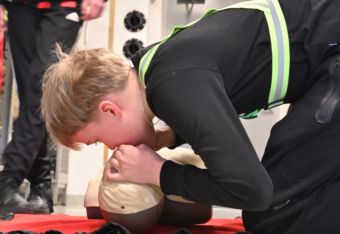 Oppilas elvyttää Anne-nukkea.