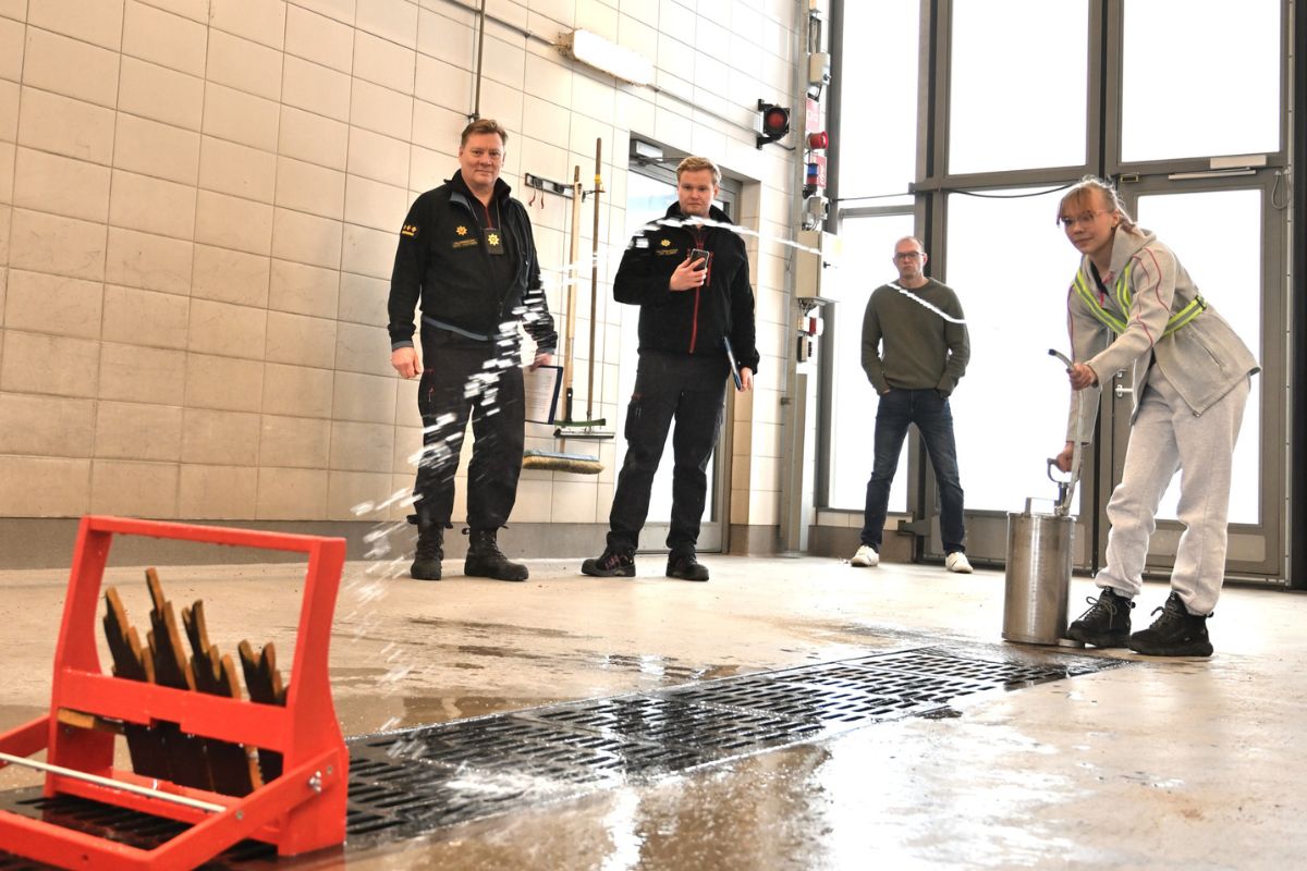 Tyttö sammuttaa sankoruiskulla kuvitteelista tulipaloa NouHätä-kilpailun rastitehtävässä.