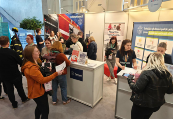 Tapahtumavierailijoita tungeksimassa SPEKin esittelypisteellä.