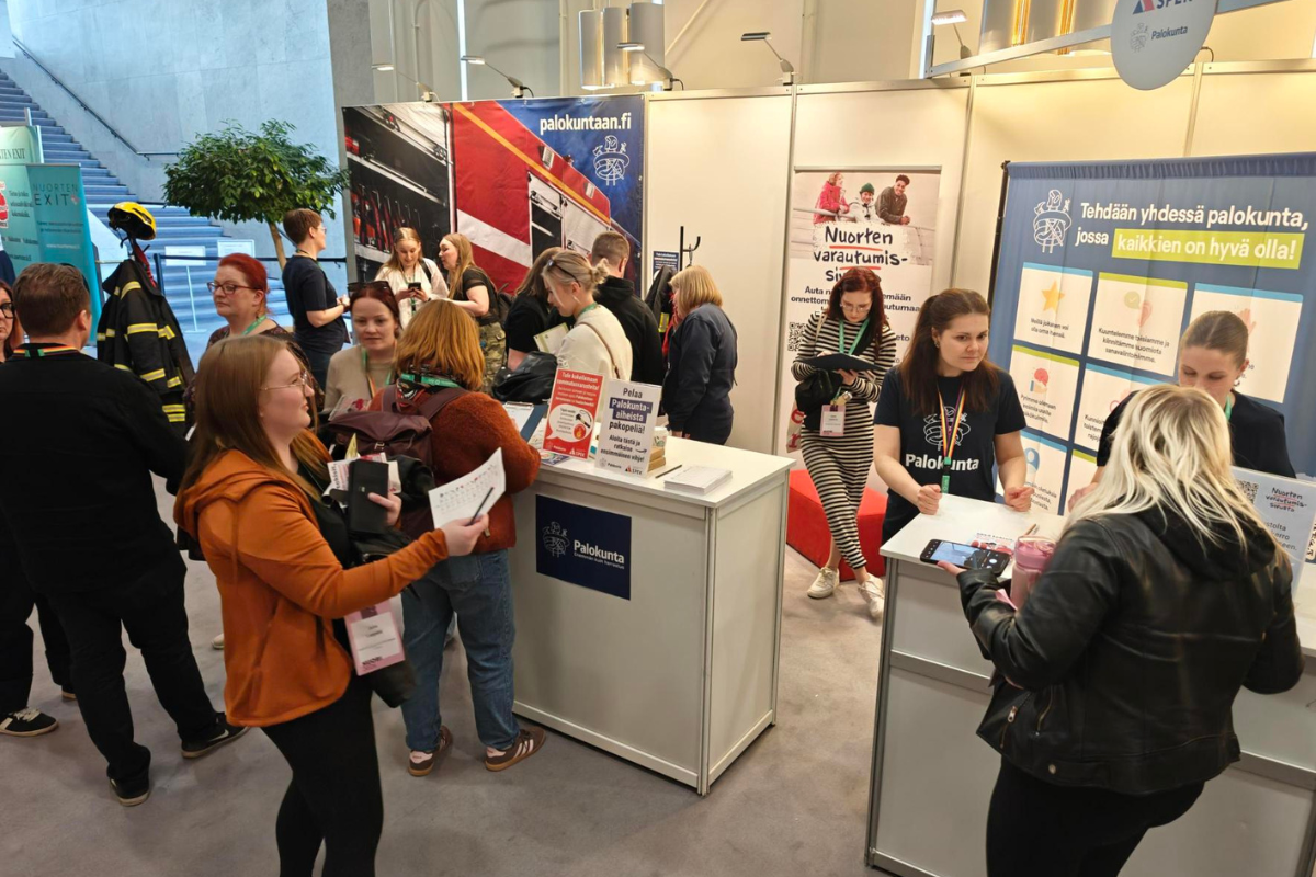 Tapahtumavierailijoita tungeksimassa SPEKin esittelypisteellä.